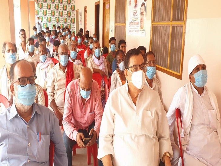 जदयू नेता और पूर्व विधायक महेश्वर सिंह ने केसरिया विधानसभा में 250 संवाद केंद्र की व्यवस्था की जहां एलईडी टीवी पर लोगों ने नीतीश का भाषण देखा।