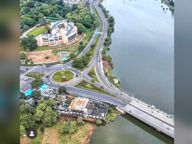 ये भदभदा चौराहा है, जहां पर तालाब पर लगातार अतिक्रमण जारी है।