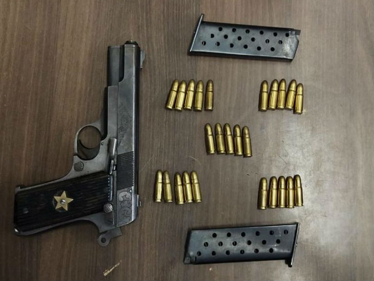 बदमाश के पास से पुलिस को पिस्टल और कारतूस मिले हैं।