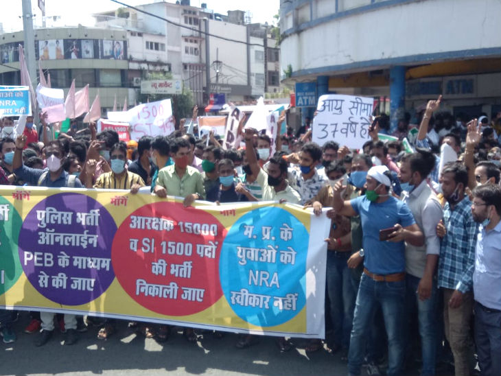 यह फोटो न्यू मार्केट की है। यहां पर शनिवार को पुलिस भर्ती की मांग को लेकर हजारों बेरोजगार युवा एकत्रित हुए थे। सोशल डिस्टेंसिंग की धज्जियां उड़ी थीं।