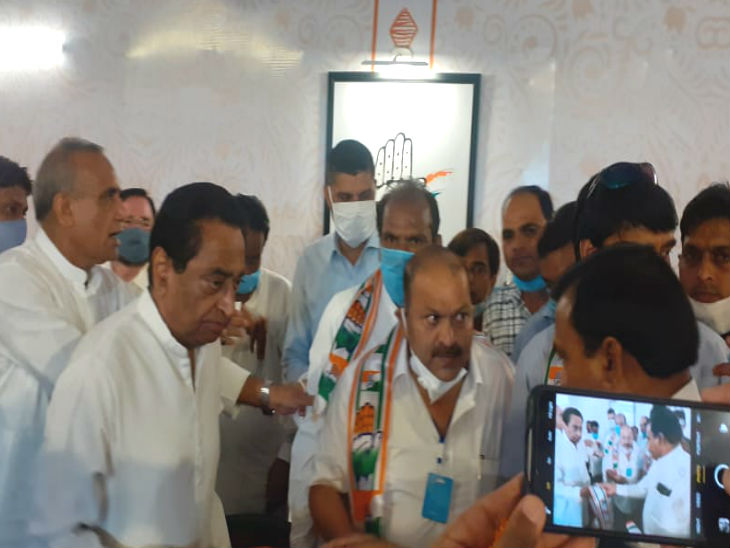 तस्वीर मंगलवार को पीसीसी दफ्तर की है। यहां पर भाजपा नेता सतीश सिकरवार कांग्रेस में शामिल हुए। उस वक्त पूर्व मुख्यमंत्री कमलनाथ के साथ सैकड़ों लोग पहुंचे थे।