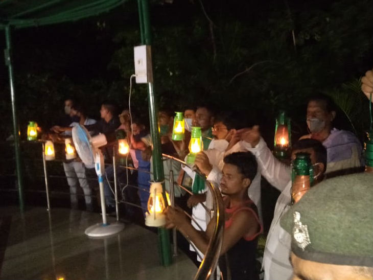 पटना राबड़ी देवी के आवास पर लालटेन जलाकर प्रदर्शन करते राजद के समर्थक। इनमें से कुछ चीनी लालटेन लिए हैं।