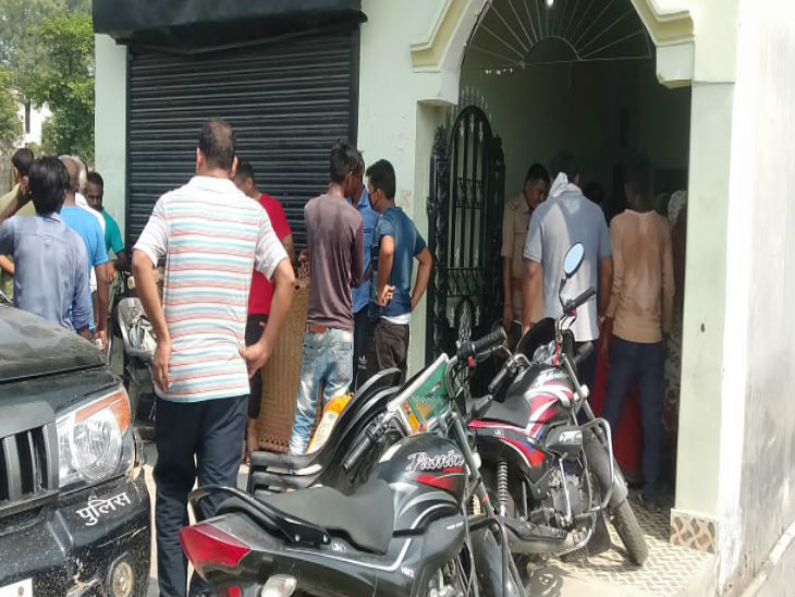 युवक ने कर ली आत्महत्या। बताया जा रहा है कि पत्नी से विवाद के बाद उसने ऐसा कदम उठाया। जानकारी मिलते ही घर पर लोग पहुंच गए।