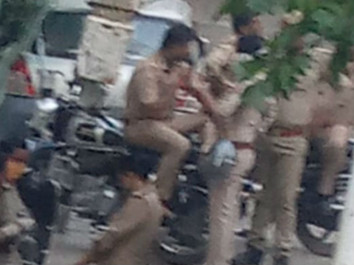 Policemen standing outside Ujma Parveen's residence.