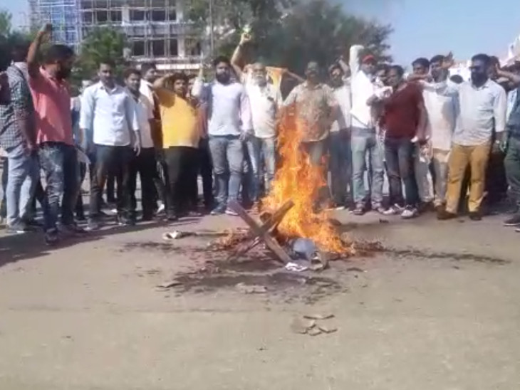प्रदर्शनकारियों ने कंगना के सम्मान में नारे लगाए।
