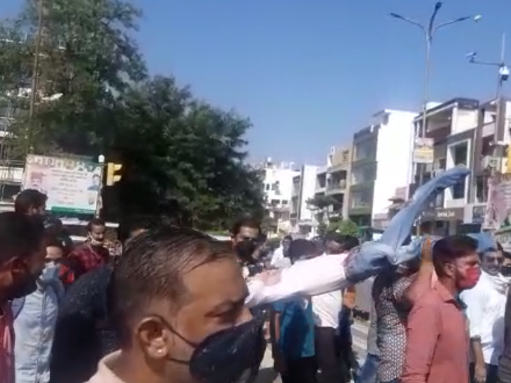 लोगों ने चेतावनी दी है अगर संजय राउत ने माफी नही मांगी तो देशभर में आंदोलन किया जाएगा।