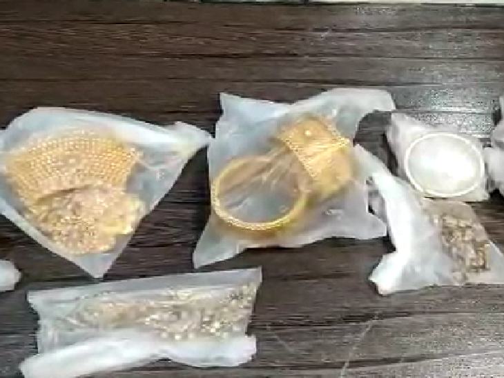 पुलिस ने लूट के गहने जब्त किए।