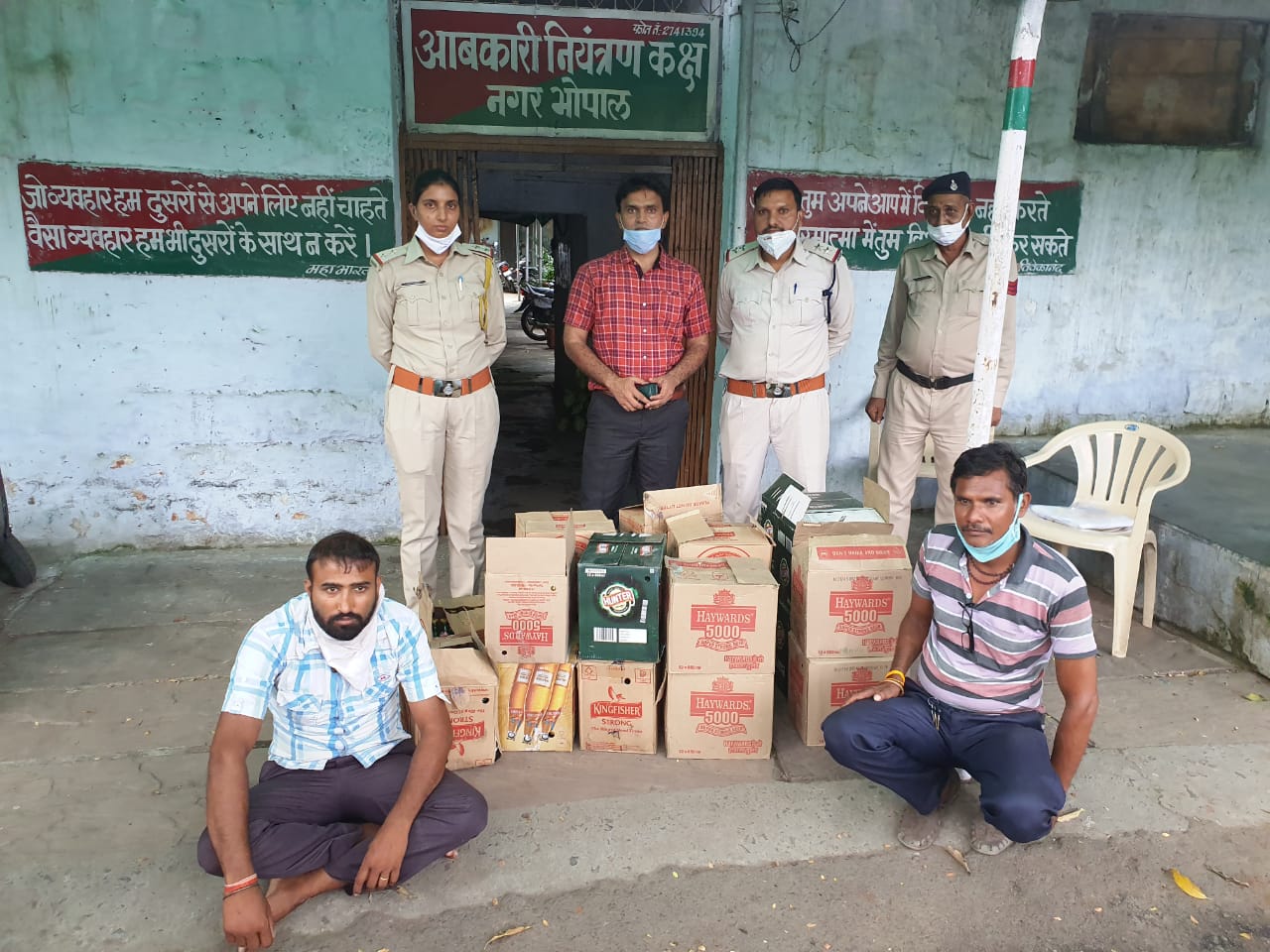 आबकारी विभाग ने शराब के 20 मामलों के साथ दो लोगों को गिरफ्तार किया है।