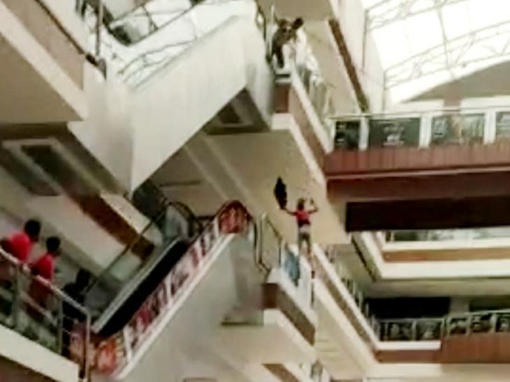 मॉल में कर्मचारी ने बचाने की कोशिश की, लेकिन वह उसे पकड़ नहीं सका।