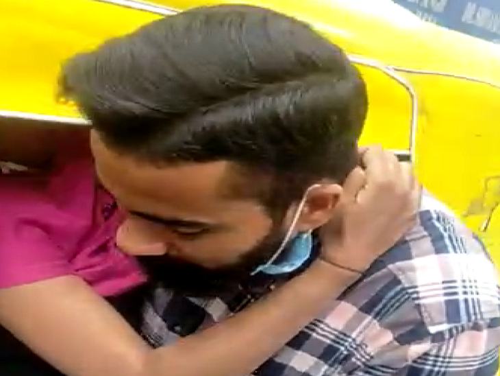 मॉल कर्मचारी युवती को अस्पताल लेकर पहुंचे।