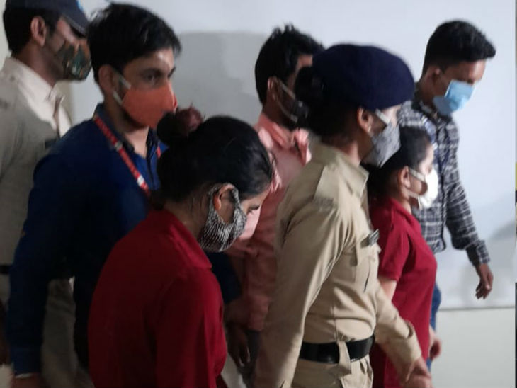 आरोपियों ने देशभर में अब तक करीब 10 हजार लोगों को ठगा है।
