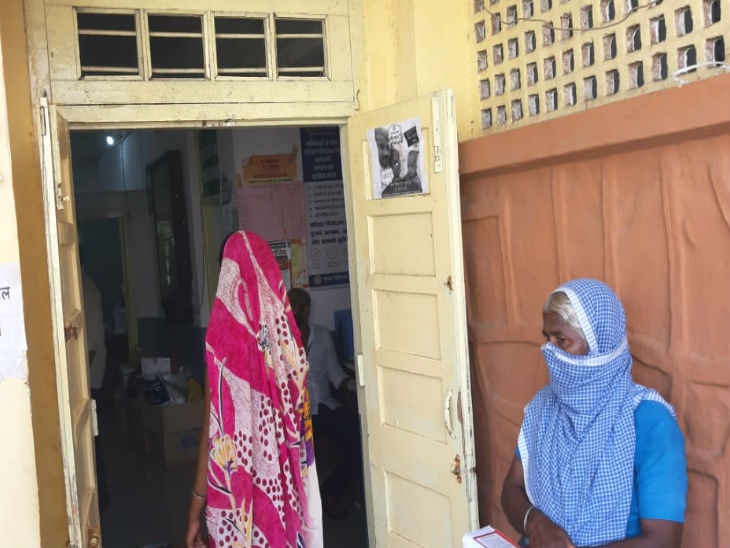 पिपलानी के फीवर क्लीनिक में कोरोना की जांच बाहर हो रही है, वहीं नॉर्मल मरीज को गेट से उसका मर्ज पूछने के बाद दवा देकर रवाना कर दिया जा रहा है।