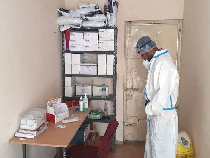 पंजाबी बाग के फीवर क्लीनिक में ड्यूटी दे रहे डॉ. अतुल गौर ने बताया कि क्लीनिक में आकर सैंपलिंग कराने वालों की संख्या बेहद कम है। कुछ लोग डरकर और अन्य बहानों से सैंपल नहीं देते हैं।