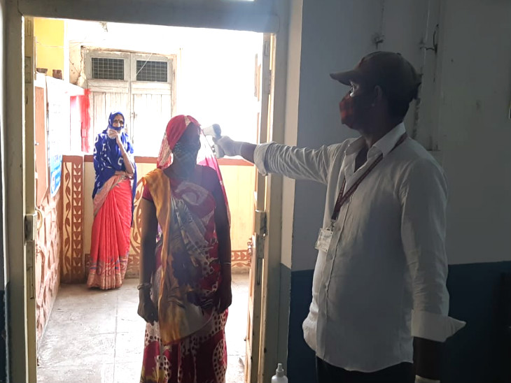 पिपलानी के फीवर क्लीनिक में आने वाले हर मरीज की स्क्रीनिंग करते हैं, इसके बाद गेट पर भी मरीजों को खड़ा कर दिया जाता है, यहां से मरीज से उसकी बीमारी पूछते हैं और फिर दवा दी जाती है।