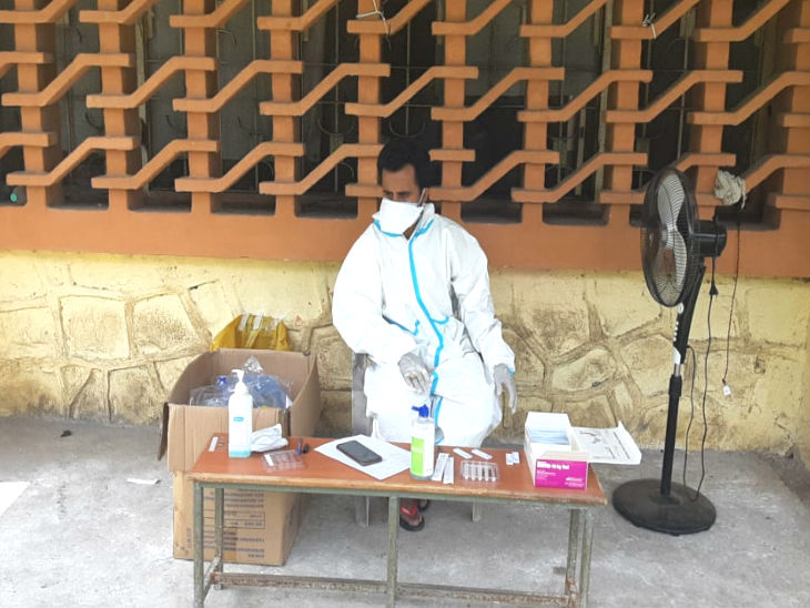 फीवर क्लीनिक में ड्यूटी कर रहे डॉ. विपिन तिवारी। हर रोज सुबह 10 बजे से कोरोना सैंपलिंग के लिए यहां पर ड्यूटी देते हैं, इसके पहले फील्ड पर सैंपल लेने के लिए जाते थे और फिर ड्यूटी करते थे।