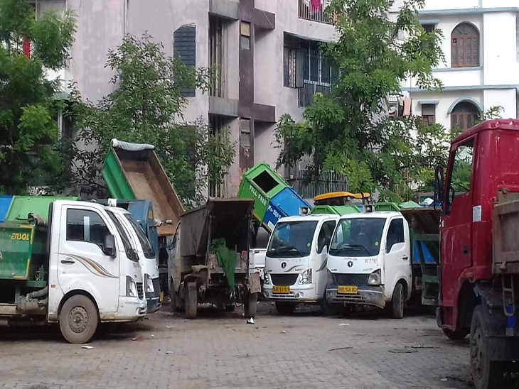 निगम कर्मियों की हड़ताल की वजह से कचरा उठाने वाली गाड़ियां खड़ी है।