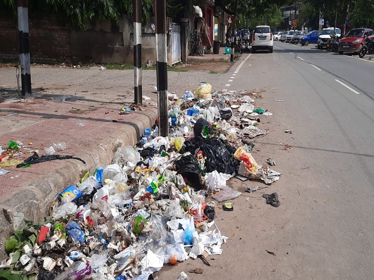 एसके पुरी पार्क के किनारे भी गंदगी का अंबार लगा है।