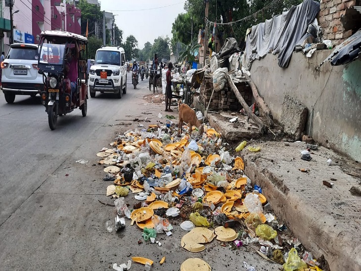 मैनपुरा में सड़क पर कचरा बिखरा हुआ है। इससे बीमारियों का खतरा बहुत बढ़ गया है।