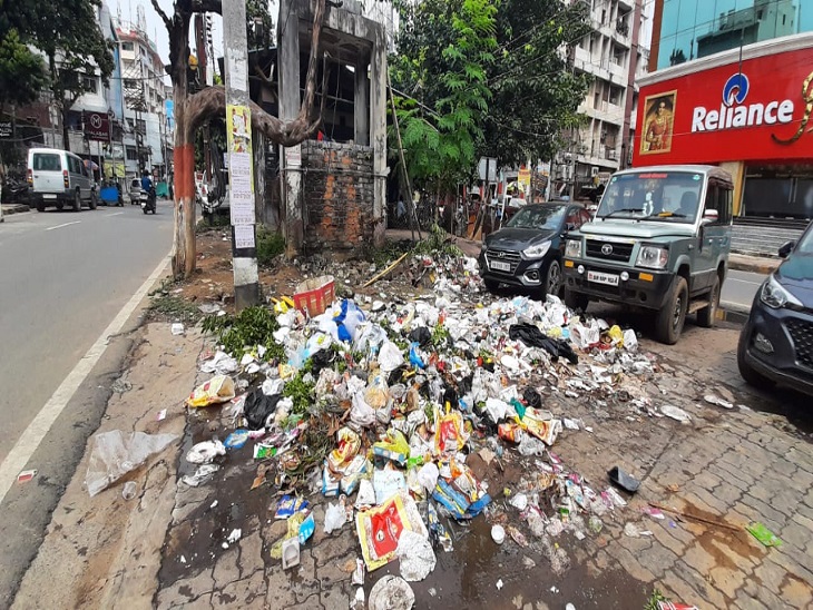 बोरिंग रोड में पार्किंग जोन में लगा कचरे का अंबार।