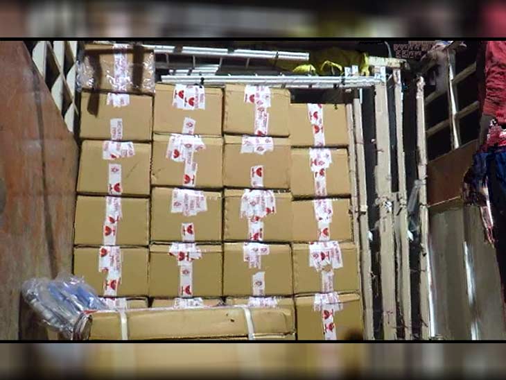 ट्रक में इन पेटियों में भरकर ले जाई जा रही थी शराब।