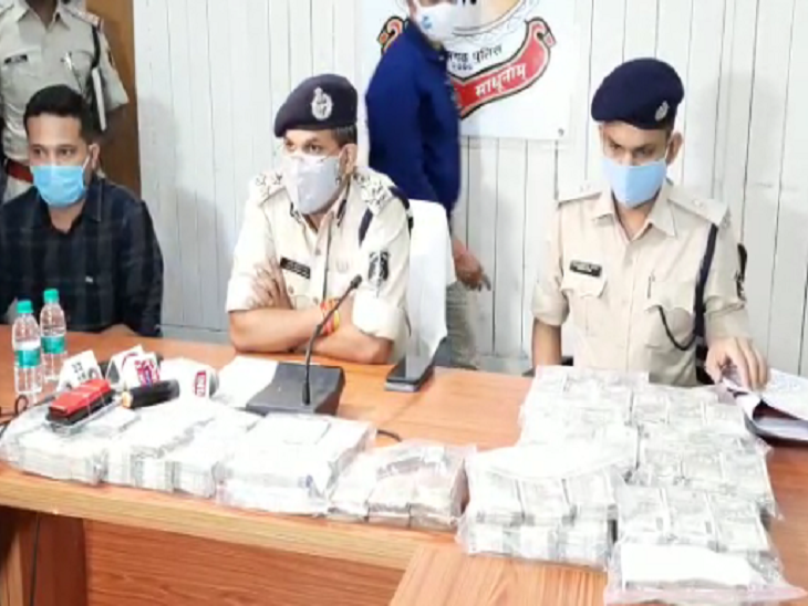 फोटो रायपुर के पुलिस कंट्रोल रूम की है। तस्वीर में नजर आ रहे बंडल नोटों की है जो चोरों के पास से मिले हैं।
