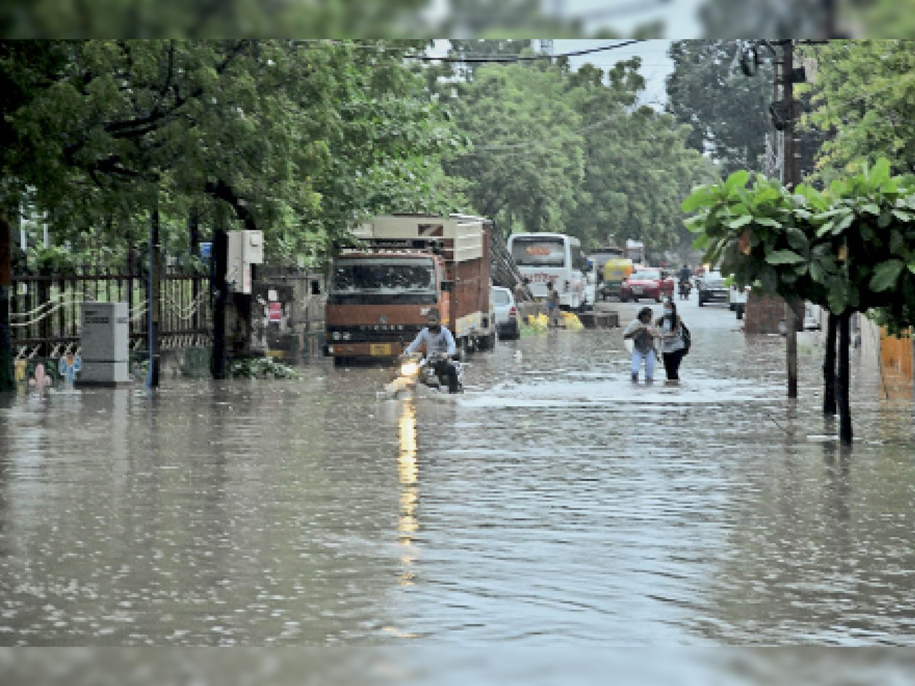 दशहरा मैदान के मोतीलाल नेहरू उद्यान के सामने भरा पानी।