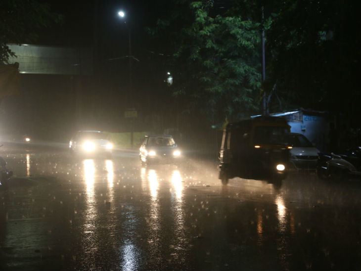 तेज बारिश और हवाओं के कारण लोगों को गाड़ी चलाने में परेशानी हुई।