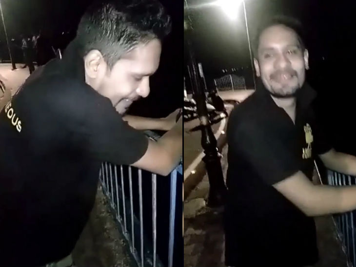 स्ट्रीट डॉग को पानी में फेंकने के बाद युवक कुछ इस तरह हंसते नजर आया।