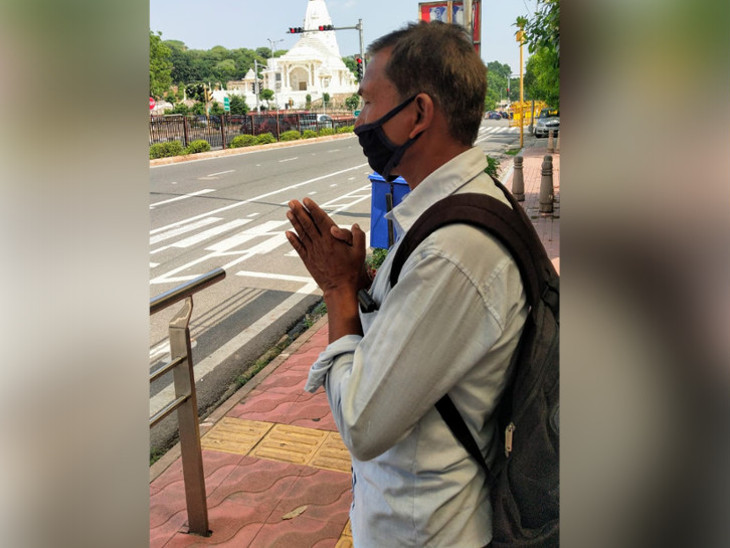 बिड़ला मंदिर से कुछ दूर सड़क पर खड़े होकर बेटी की सफलता की कामना करते राजकुमार।