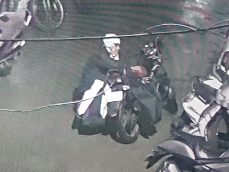युवक ने पहले बाइक से पेट्रोल निकाला फिर आग लगाई।