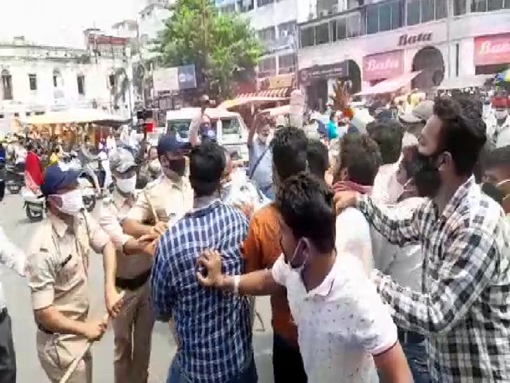 पुलिस बस खुद का बचाव करती नजर आई।