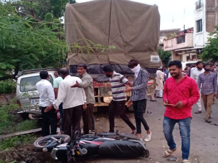 हादसे के बाद ट्रक चालक मौके से फरार हो गया।