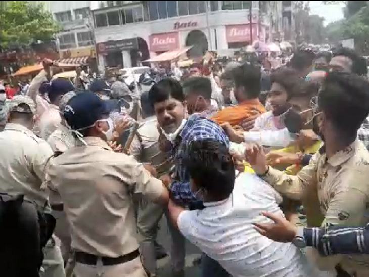 प्रर्दशन के दौरान सत्ता का घमंड साफ दिखाई दिया।
