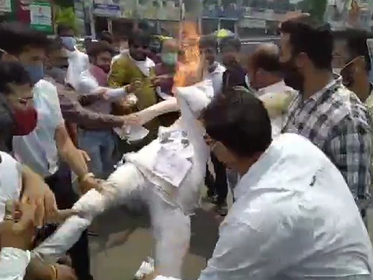 कांग्रेस का पुतला जलाने के दौरान हुआ हंगामा।