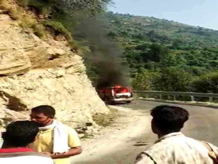 कुल्लू में चलती कार में आग लग गई।