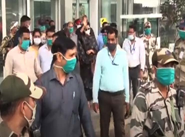 एयरपोर्ट से निकल कर हाथ हवा में लहराया कंगना ने