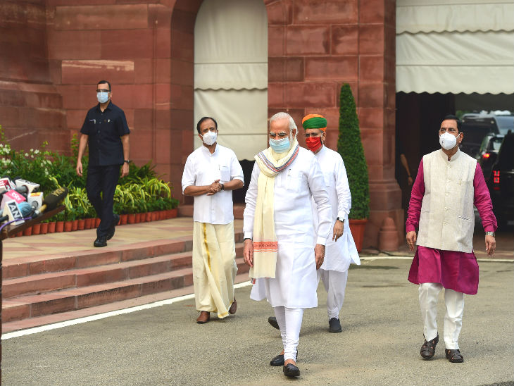 प्रधानमंत्री नरेंद्र मोदी सुबह 8:30 बजे संसद पहुंचे। इस दौरान वे मास्क पहने थे। उन्होंने मीडिया से भी बात की।