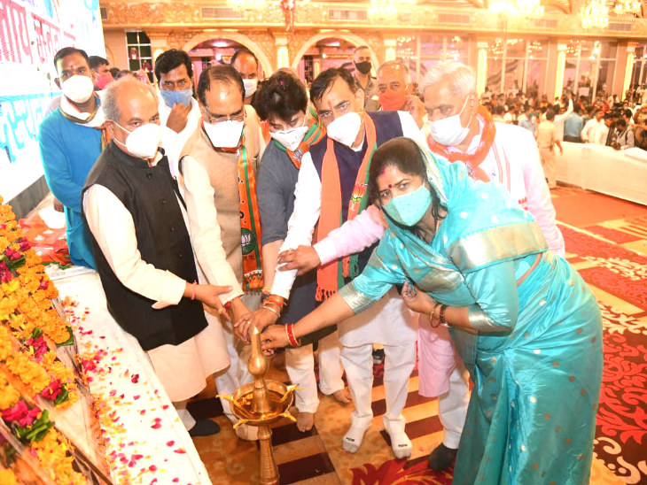 ये तस्वीर 22 अगस्त को ग्वालियर के मेला ग्राउंड की है, जहां पर भाजपा ने तीन दिन का मेगा शो रखा था और हजारों लोग इस कार्यक्रम में पहुंचे थे।