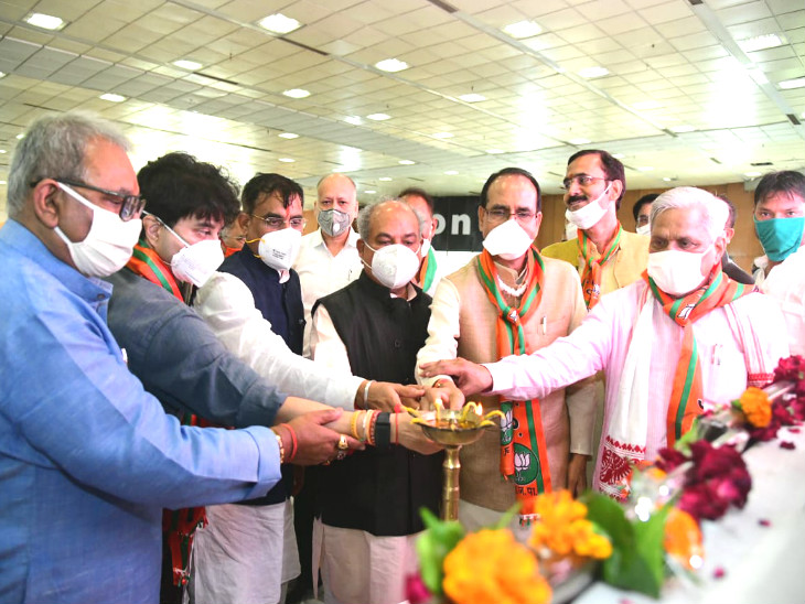 तस्वीर में सोशल डिस्टेंसिंग का वायलेशन साफ देखा जा सकता है।