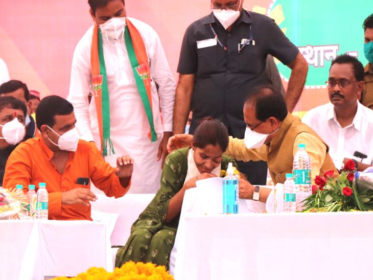 सीएम मंच पर लड़की के सिर पर हाथ रखकर आश्वास्त करते रहे।