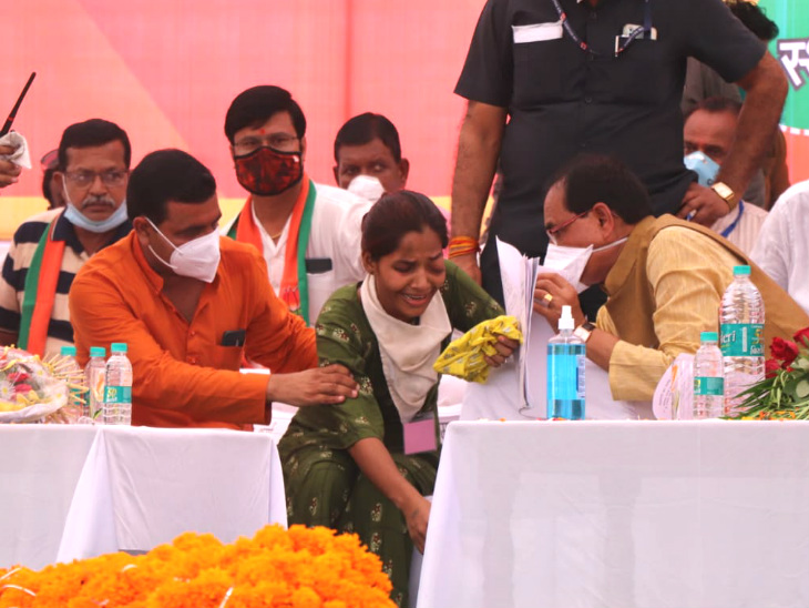 लड़की झुककर सीएम शिवराज के पैर छूने लगी तो सीएम ने उसका हाथ पकड़ लिया और ढाढ़स बंधाया।