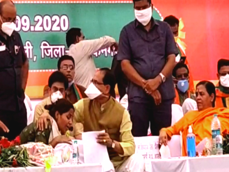 मंच पर सीएम के साथ उमा भारती भी मौजूद थीं।