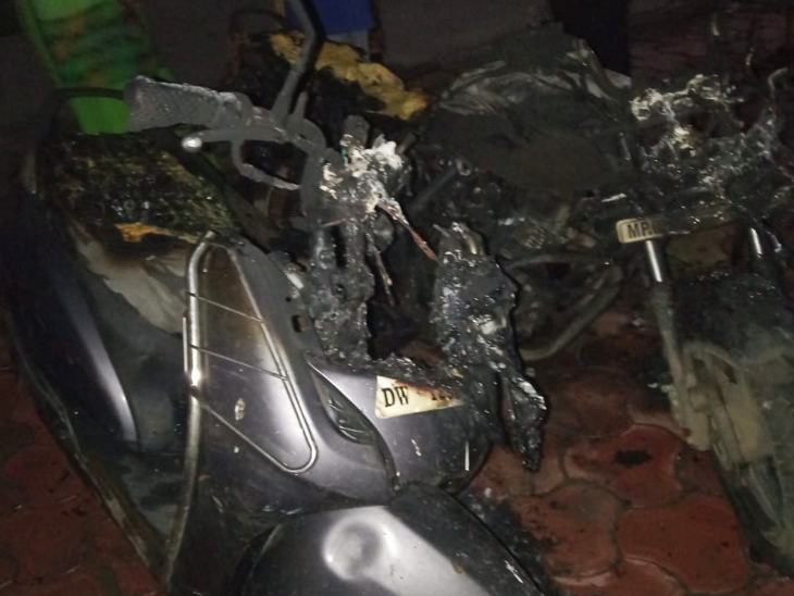 सुभाष ने सिर्फ अपनी एक्टिवा घर के बाहर खड़ी की थी।