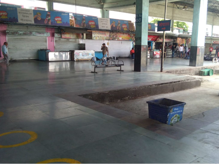 दुकान के आगे निश्चित दूरी पर गोले बनाने के साथ ही रस्सी बांधना अनिवार्य कर दिया है। यह भोपाल का आईएसबीटी है। - फाइल फोटो