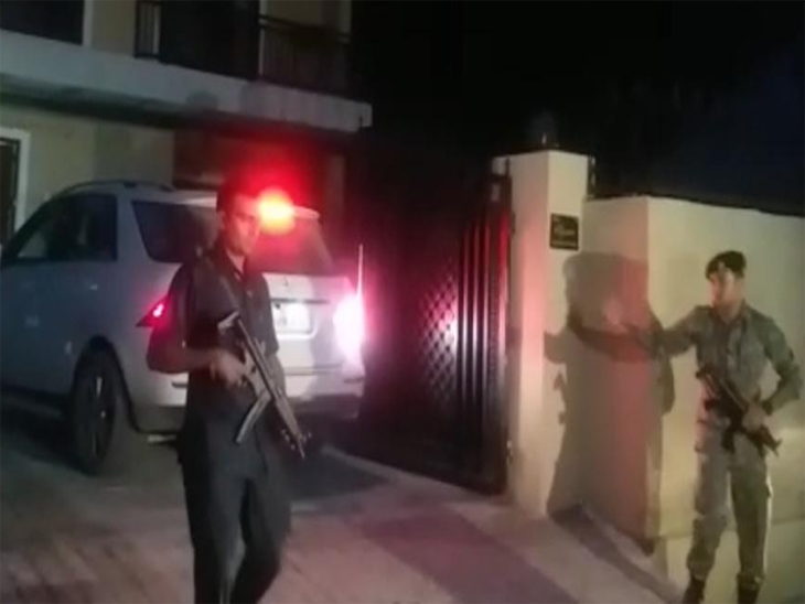 कंगना ने मनाली के रास्ते में कुल्लू में अपनी बहन के घर पर कुछ देर के लिए रुक कर देखा।