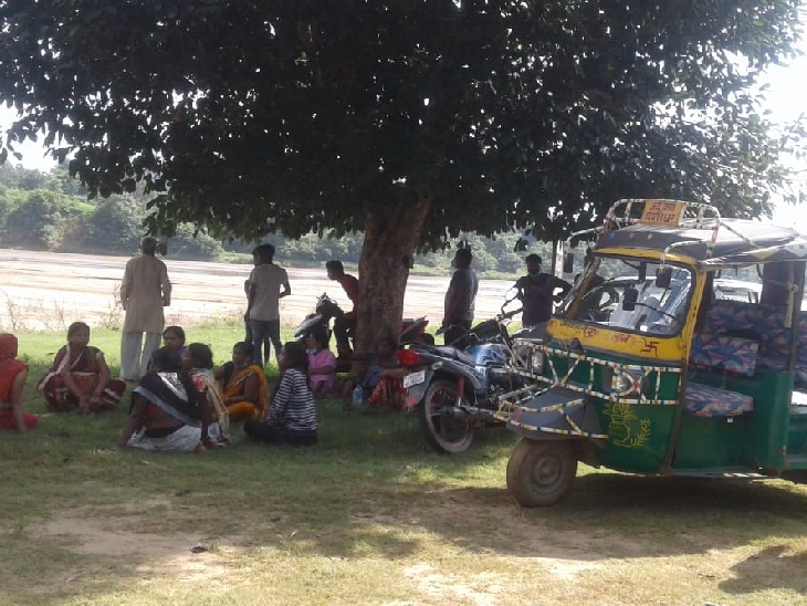 घटनास्थल पर पहुंचे लड़कों के परिजन।