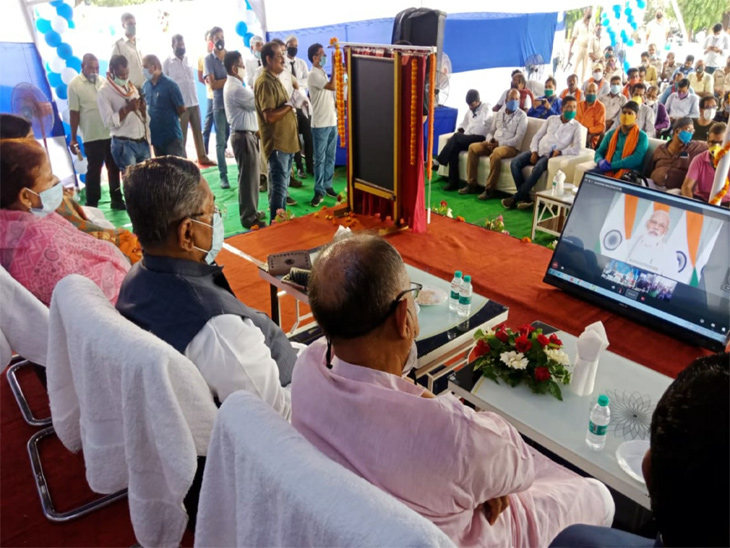 पटना सिटी के करमलीचक में नरेंद्र मोदी द्वारा वाटर सीवरेज ट्रीटमेंट प्लांट का उद्घाटन किया गया। इस मौके पर उपस्थित पथ निर्माण मंत्री नंद किशोर यादव और मेयर सीता साहू।