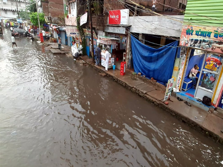 बारिश के बाद पटना में सड़क पर हुआ जल-जमाव।