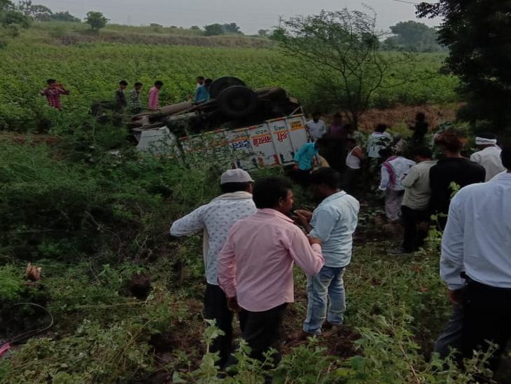 पिकअप पलटकर सड़क से काफी दूर खेत में पहुंच गया।