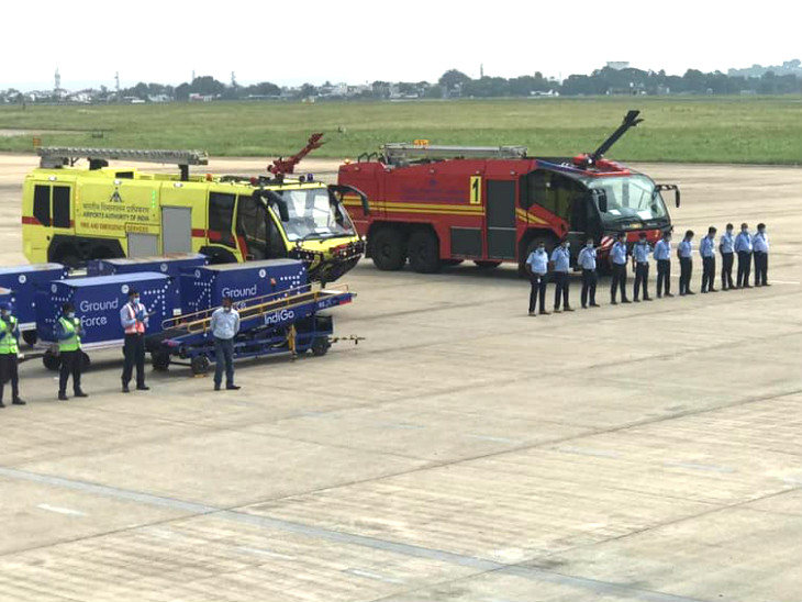 कोलकाता से आई फ्लाइट का भोपाल एयरपोर्ट पर पारंपरिक स्वागत किया गया।